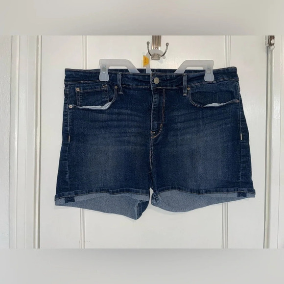 Signature Levi Strauss Modern Shorts​ - Picture 1 of 8
